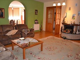 Casa de vânzare 8 camere, în Sângeorgiu de Mureş, zona Central