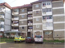 Apartament de vânzare 3 camere în Moinesti, Central