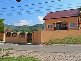 Casa de vânzare 11 camere, în Pietroasa