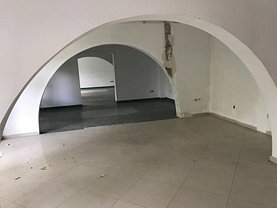 Vânzare spaţiu comercial