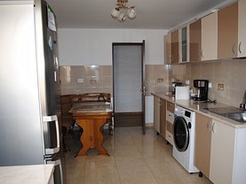 Apartament de închiriat 3 camere, în Târgovişte, zona Micro 3