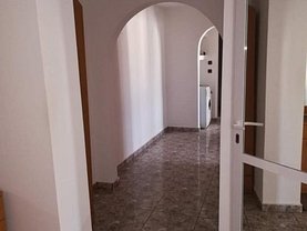 Apartament de închiriat 3 camere, în Târgovişte, zona Central