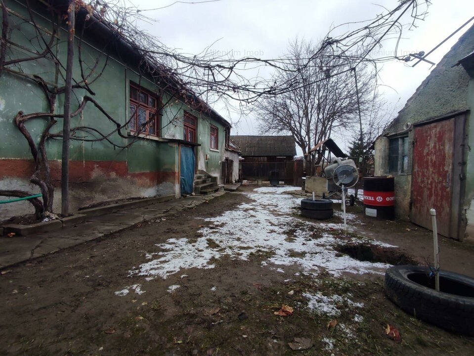 Casa cu doua camere, curte 353 mp, Satu Nou, Halchiu.