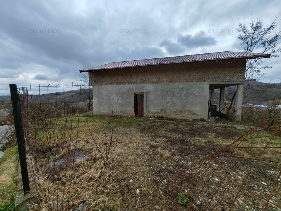 Casa la rosu, Magura