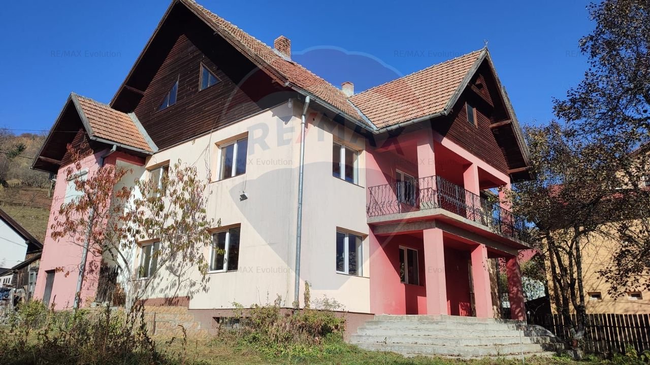 Casa de vanzare in Moieciu - Priveliste deosebita si spatiu generos!