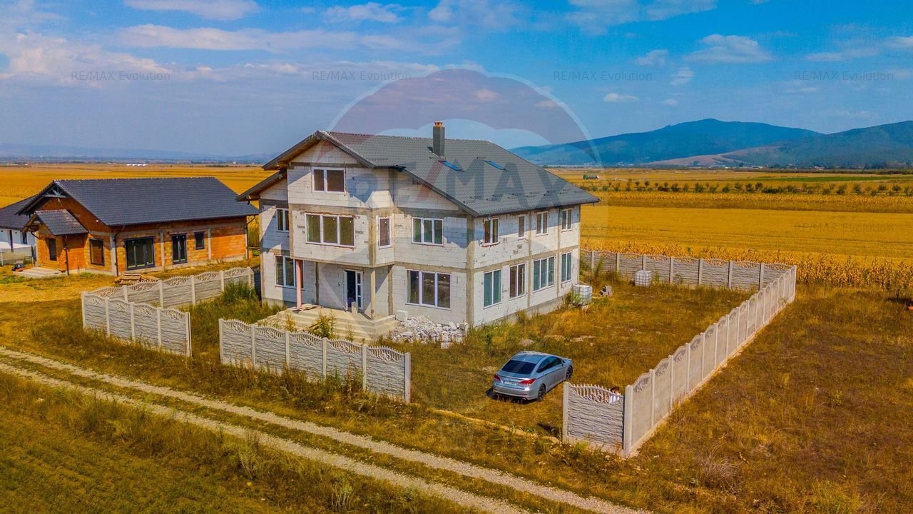 Vila cu 14 camere la gri in Carpinis RMX147994 | COMISION 0%!