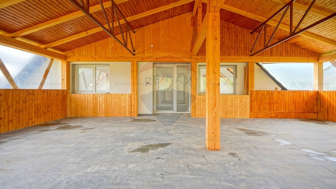 Pensiune cu 8 camere si 8 bai de vanzare in Moieciu de Jos, Comision 0