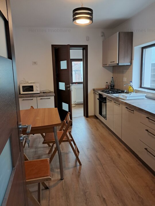 Casa 3 camere cu curte si loc barbeque, renovata total, gaze, totul niu