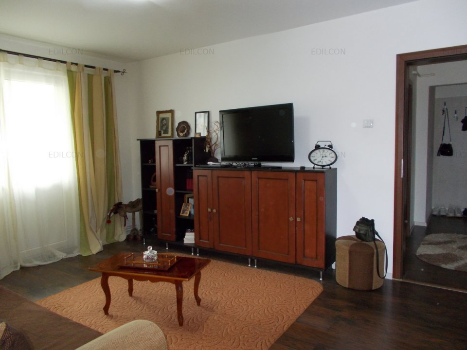 Apartament 3 camere, etajul 2 pe Calea Cisnadiei - imaginea 2