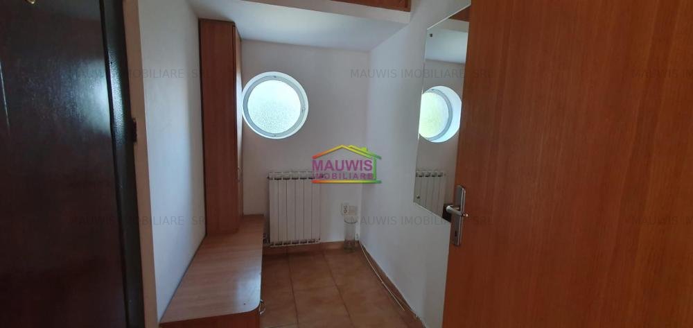 Vand apartament in vila cu 3 camere, in zona Popa Nan.