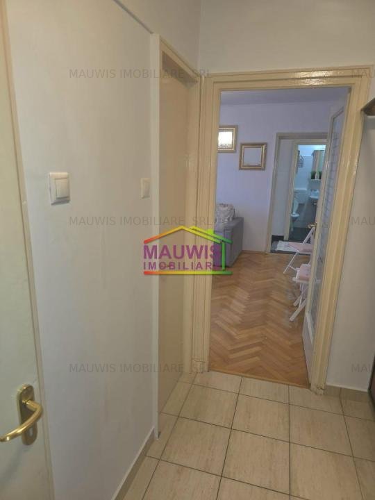 Vand apartament trei camere pe bulevardul Iancu de Hunedoara.