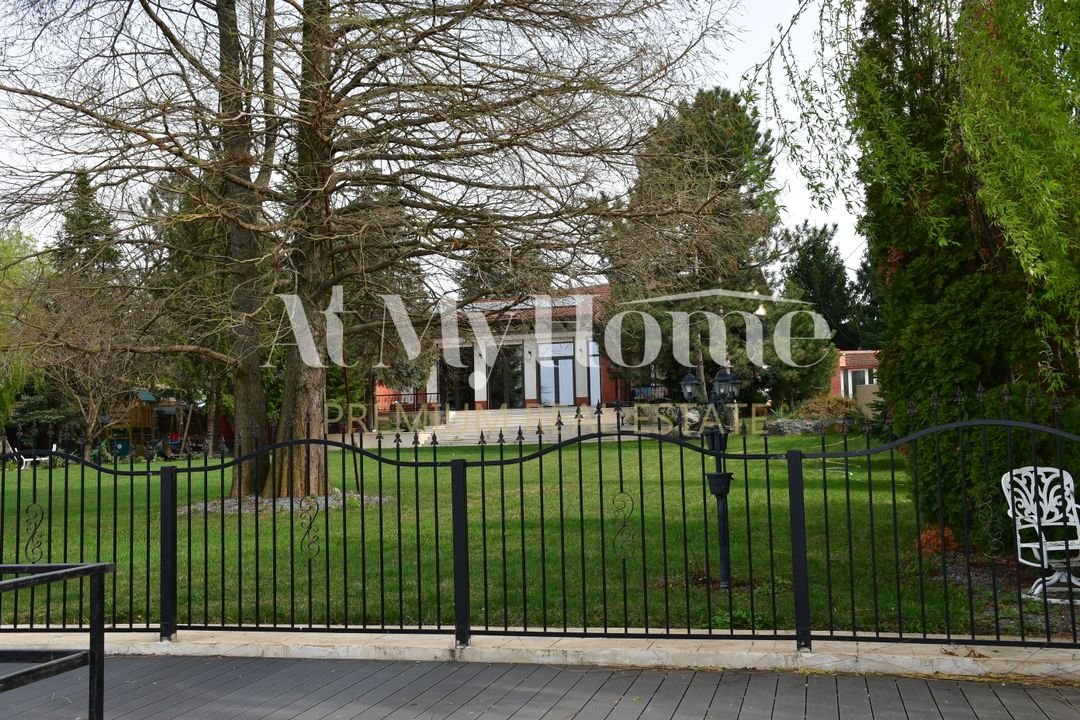 Vila unica pe malul Lacului Snagov, piscina si garaj ambarcatiuni, teren 1750 mp