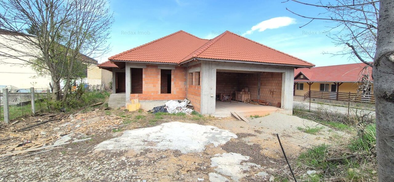 Casa la rosu foarte solida in centrul Covasnei