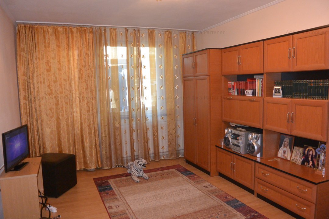 Apartament 2 camere, Calea Bucuresti etaj 2, decomandat, centrala - imaginea 0 + 1
