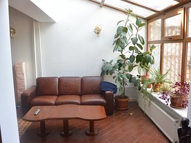Casa de închiriat 5 camere, în Pitesti, zona Central