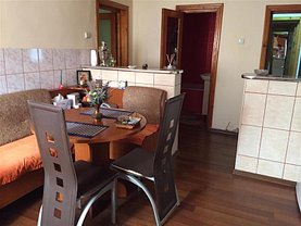 Apartament de vânzare 2 camere, în Moinesti, zona Central
