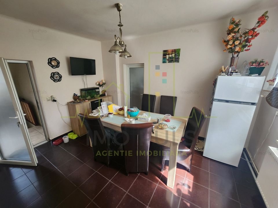 Teren 2869 mp. Casa mare impartita in 2 cu intrare separata.