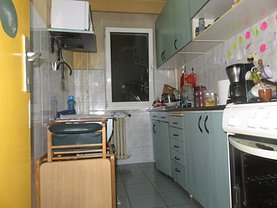 Apartament de vânzare 3 camere, în Cluj-Napoca, zona Manastur
