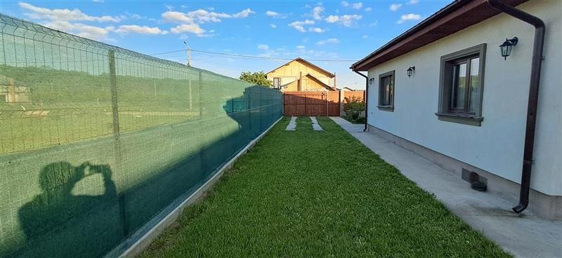 Casa la cheie, pe parter cu 2 dormitoare living, dependinte multiple