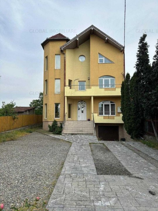 Vila cu 8 camere , 424 mp, curte, 9 parcari , terasa , Intre Lacuri