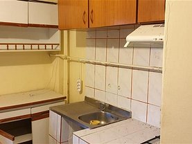 Apartament de închiriat 3 camere, în Otopeni, zona Central
