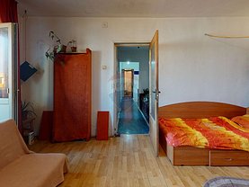 Apartament de vanzare 4 camere, în Bucureşti, zona Mărgeanului
