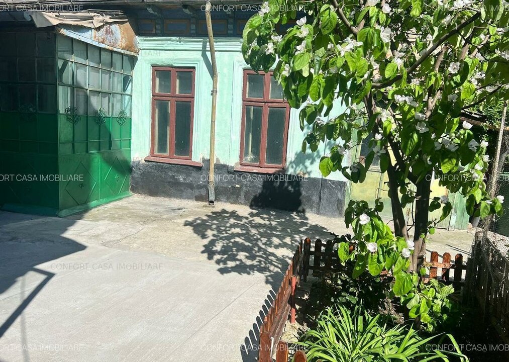 Casa la curte cu teren total 85 mp metrou Stefan Cel Mare