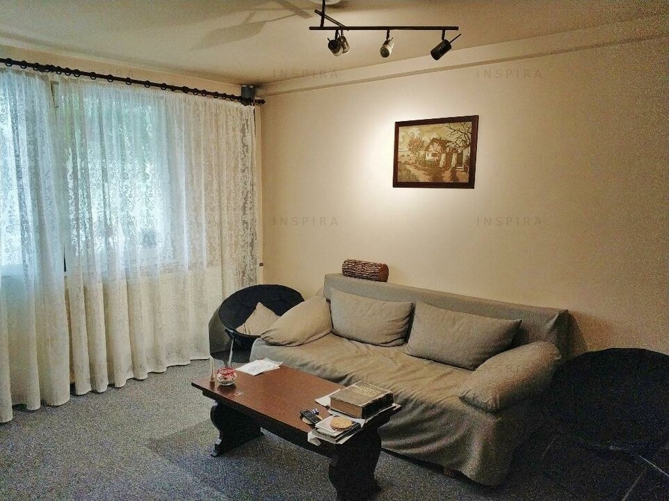 Apartament cu 3 camere, cu centrala cu gaz, situat central