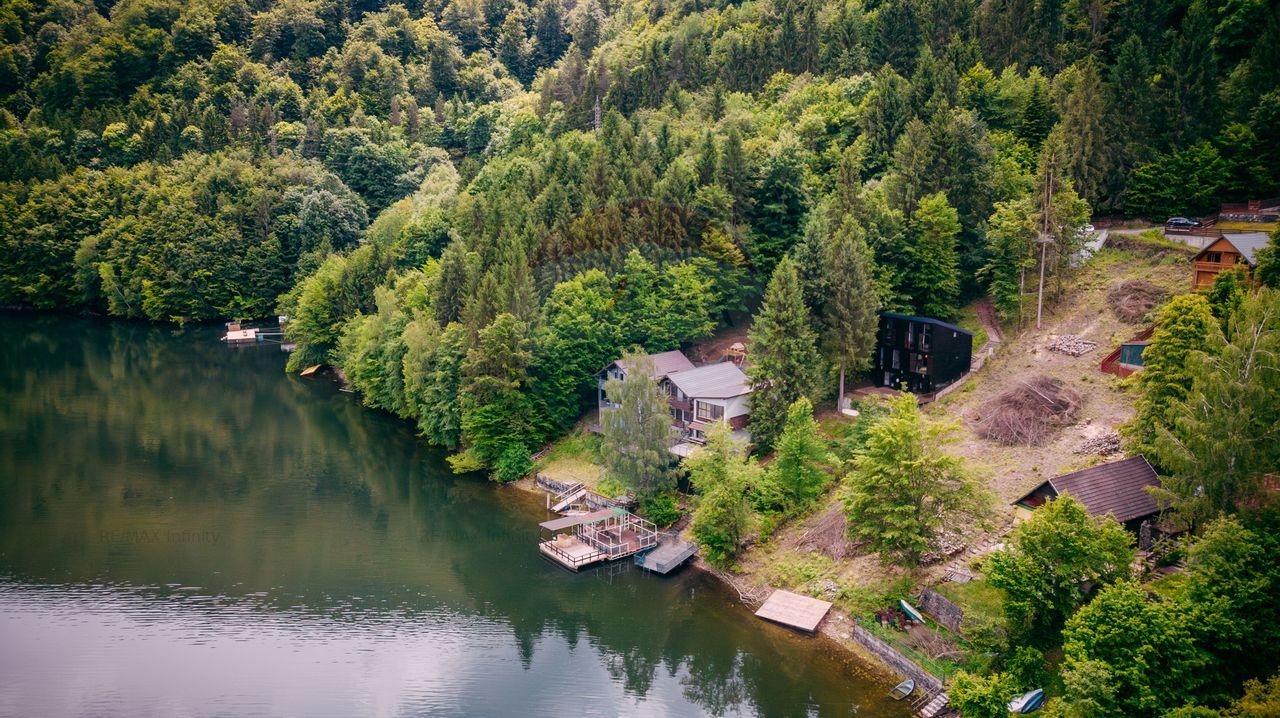 Vanzare casa de vacanta cu ponton privat la lac Tarnita