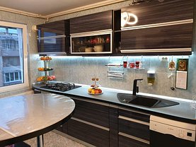 Apartament de vânzare 4 camere, în Braşov, zona Tractorul