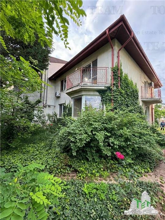 De vanzare 2 case+1 apartament ideala pentru o familie cu 2 sau 3 grupe de var