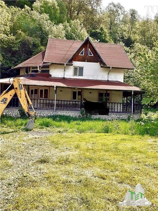 VIla 5 camere + casa rustica 4 camere, teren 5699 mp, ideal pentru investie turi