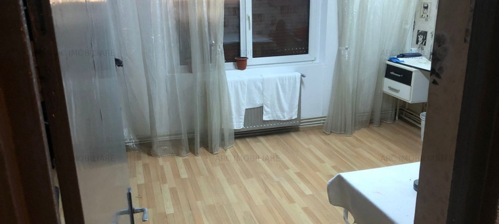 Apartament 4 camere-destinatie comerciala - imaginea 0 + 1