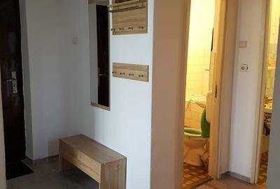 vand urgent apartament cu trei camere