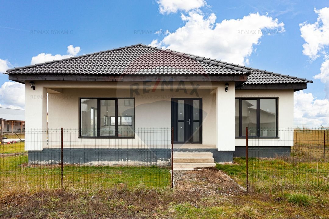 Casa Noua 2024 in Zimandcuz, 12 km de Arad - Teren Generos