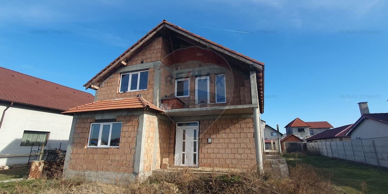 Casa la rosu de vanzare in Horia - 10 km de Arad