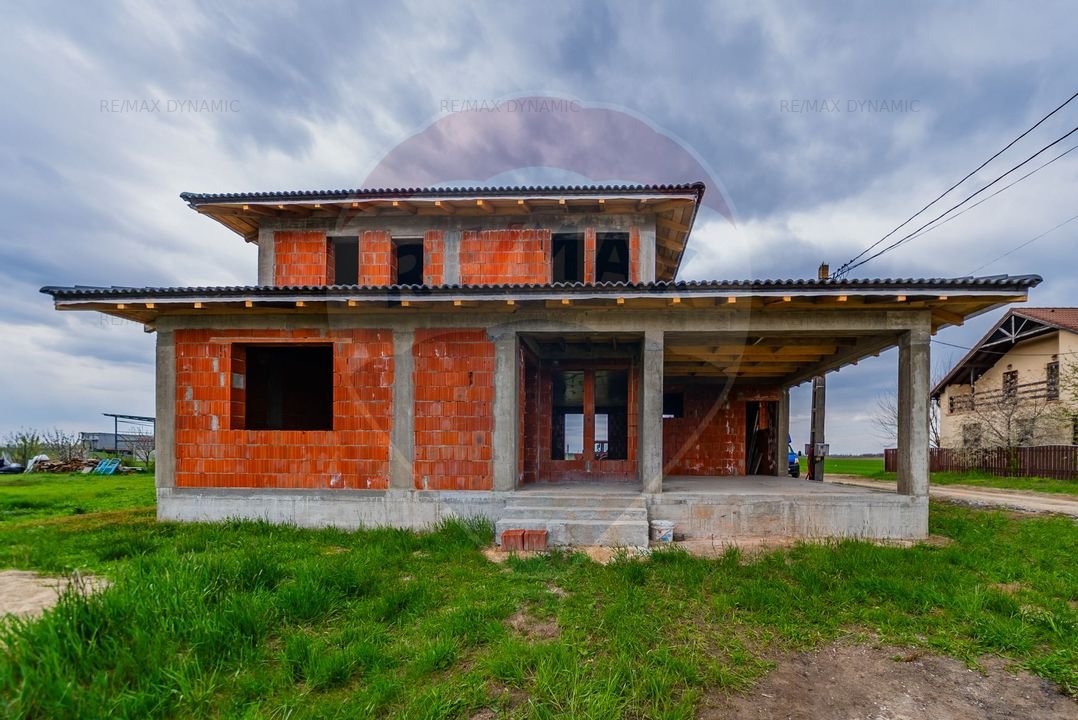 Casa / Vila la rosu Zimand-cuz