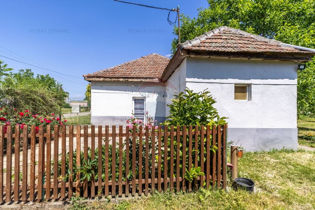 Proprietate versatila cu casa, doua hale si teren generos