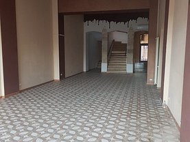 Închiriere spaţiu comercial