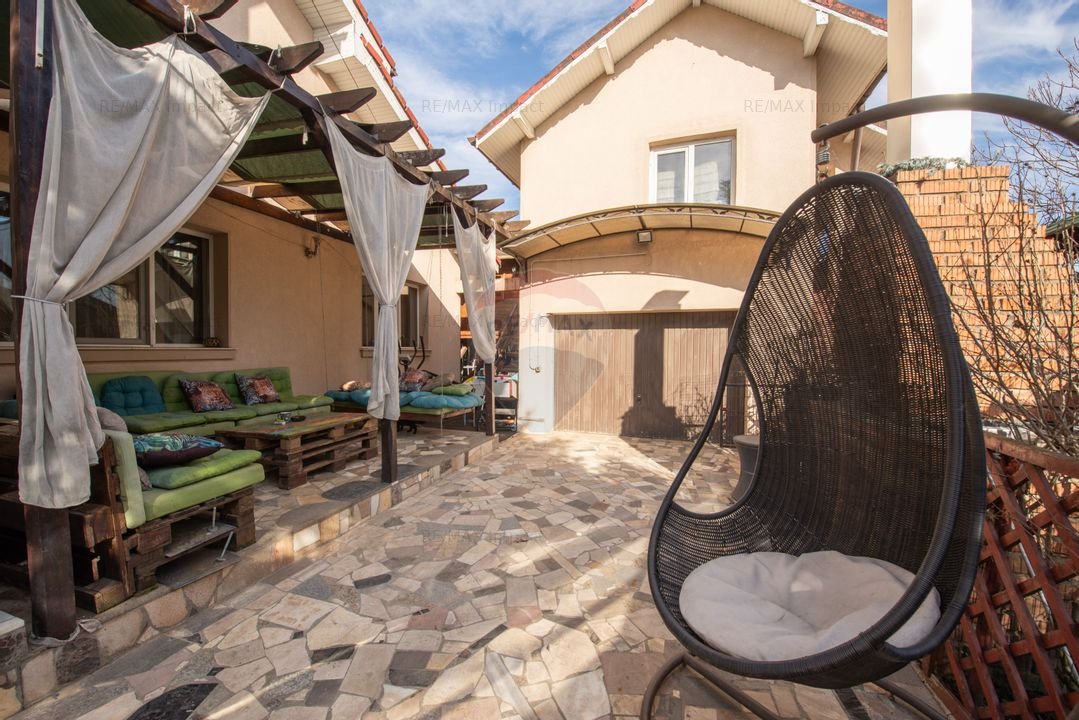 Casa 5 camere de vanzare in zona Prelungirea Ghencea str Donitei
