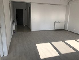 Apartament de vânzare 3 camere, în Bucuresti, zona Damaroaia