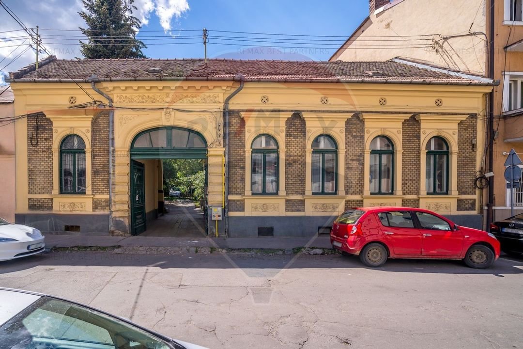 Casa de vanzare cu 3 apartamente si spatiu comercial, Central
