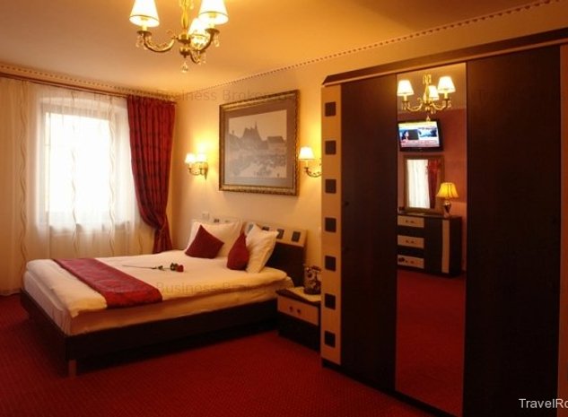 Pensiune și hotel de vânzare în Brașov - centrul istoric - imaginea 1