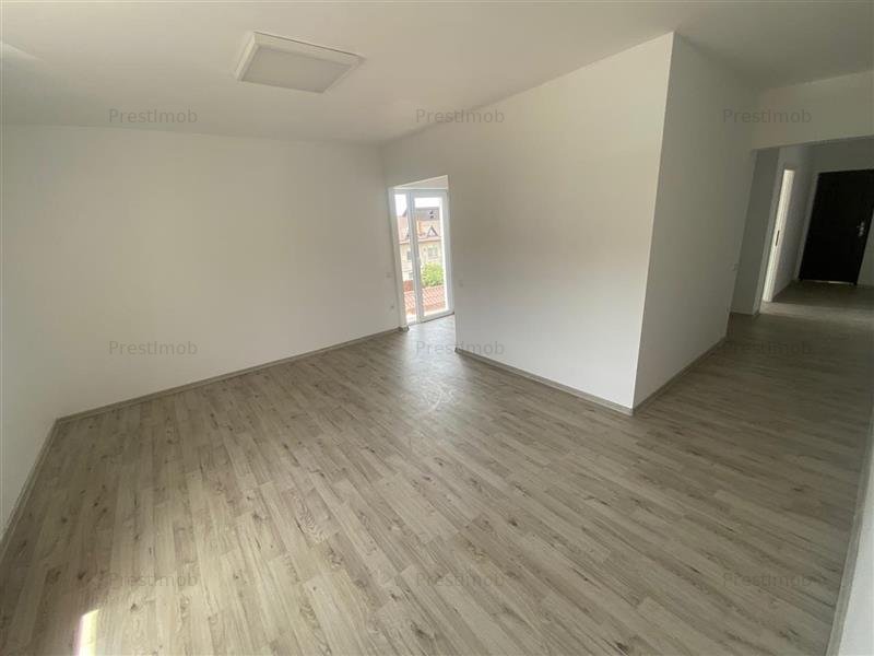 Apartament cu 3 camere de vanzare in zona 7 noiembrie, langa Lidl