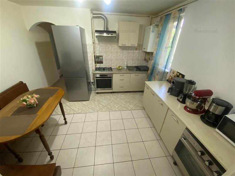 Apartament cu 4 camere de vanzare in Dambu