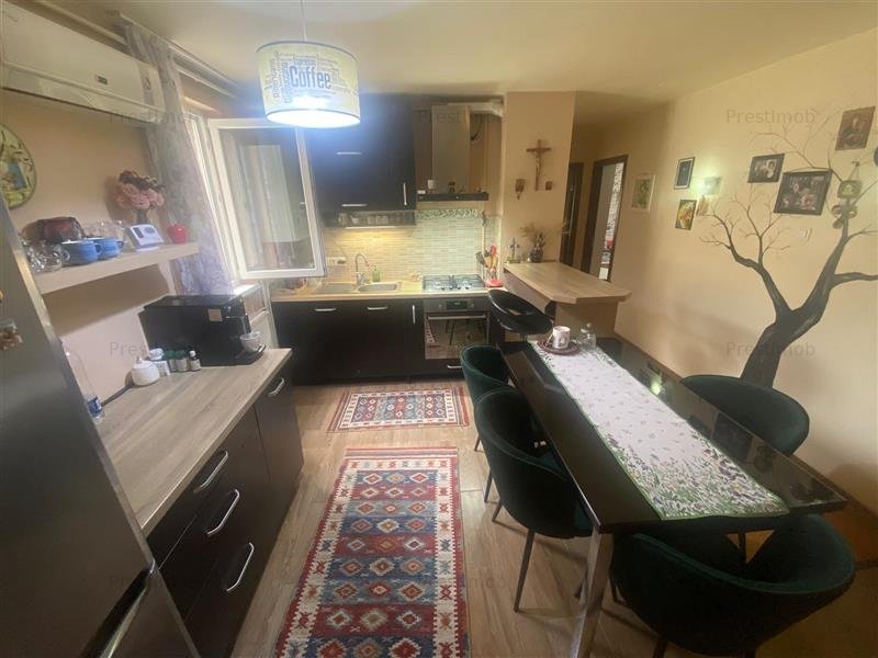 Apartament cu 3 camere de vanzare in Dambu