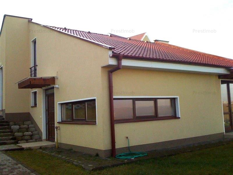 De inchiriat casa in cartier rezidential