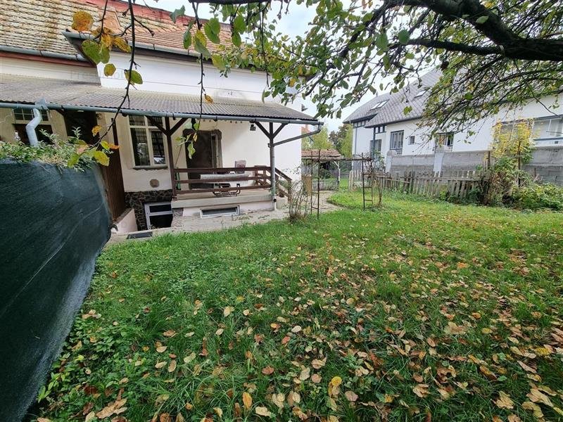 Apartament de vanzare , parte din casa cu curte comunna, cu 2 arii teren, strada