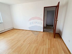 Apartament de vânzare 3 camere, în Piatra-Neamt, zona Calea Romanului