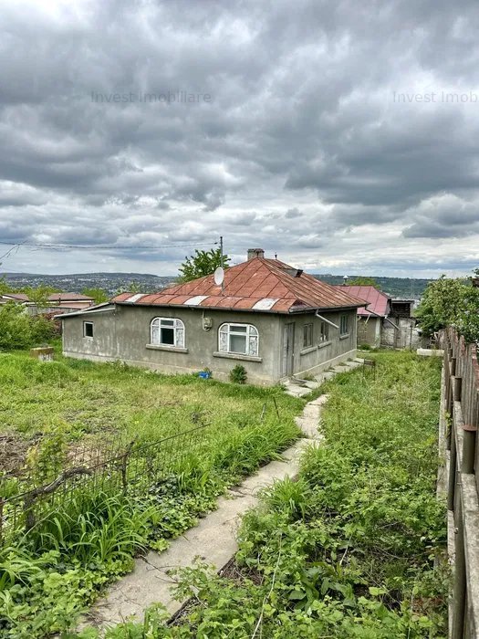 Teren de 503 mp cu Casa Batraneasca si Utilitati Disponibile - De Vanzare